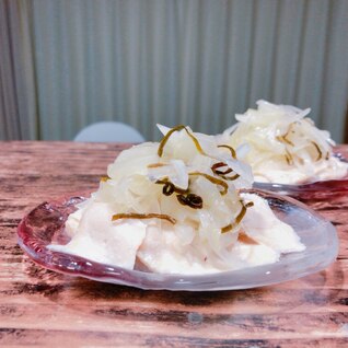 サラダチキンの塩昆布オニオンのせ